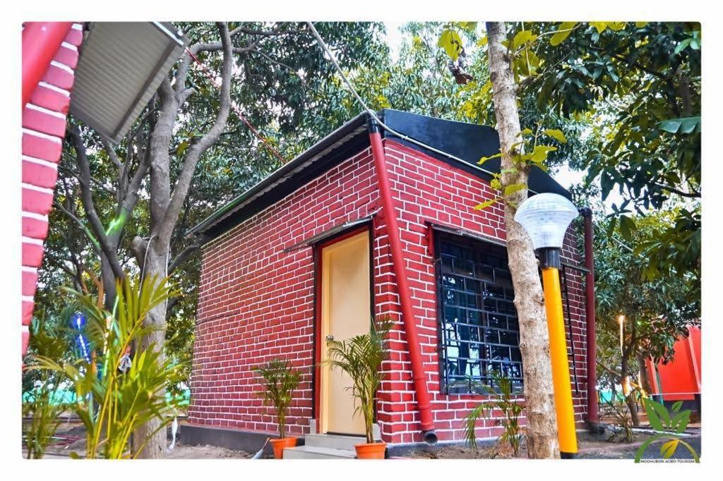 Modhubon Agro Tourism Hotel โบลปูร์ ภายนอก รูปภาพ